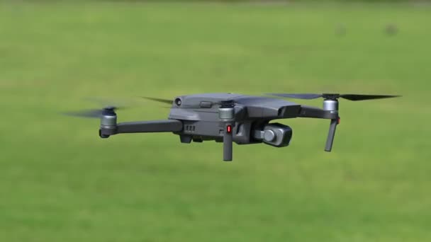 Drone Αιωρείται Πτήση Μια Ηλιόλουστη Μέρα Drone Αιωρείται Drone Κάμερα — Αρχείο Βίντεο