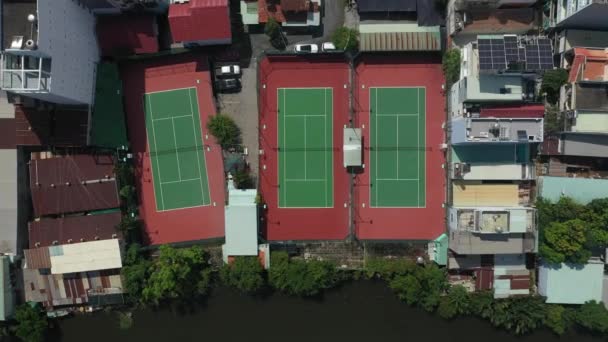 Zoom Aereo Dall Alto Verso Basso Dei Campi Tennis Rossi — Video Stock