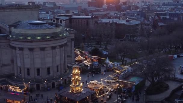 Liverpool Stad Kerstmarkt Luchtfoto Uitzicht Kantelen Tot Verlichte Zonsondergang Skyline — Stockvideo