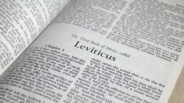 Gros Plan Bible Tournant Vers Livre Lévitique — Video