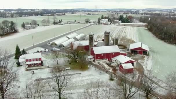 Orbite Aérienne Des Granges Rouges Des Bâtiments Pendant Tempête Neige — Video