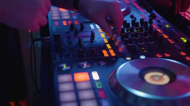 Che Suona Sul Palco Una Festa Serale Mixer Close — Video Stock