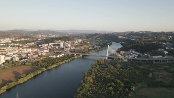 Flygfoto Mondego River Med Rainha Santa Isabel Bridge Morgonen Coimbra — Stockvideo