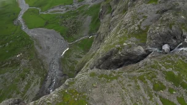Letecký Bezpilotní Letoun Rotující Pohledem Ptačí Perspektivy Vodopád Padající Vysokohorského — Stock video