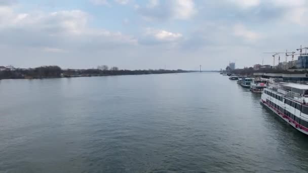 Utsikt Över Donau Nära Fartyg — Stockvideo