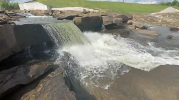 Cascada Rocosa Accidente Cerca Del Campo — Vídeos de Stock