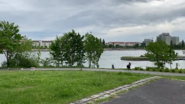 Guy Pescando Río Como Corredor Corre Por — Vídeos de Stock