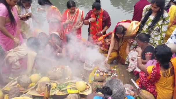 Vista Povo Indiano Fazendo Rituais Hindus Com Fumaça Fogo Durante — Vídeo de Stock