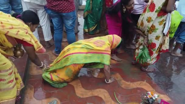 Tiro Uma Mulher Indiana Realizando Bate Papo Ritual Puja Frente — Vídeo de Stock