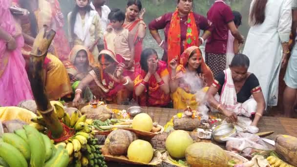 콜카타에서 힌두교식 결혼식 의식을 가에서 낚시를 사람들의 — 비디오