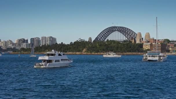 晴れた日にはシドニーハーバーブリッジビュー 豪華なヨットとカタマラン 120Fpsのスローモーション — ストック動画