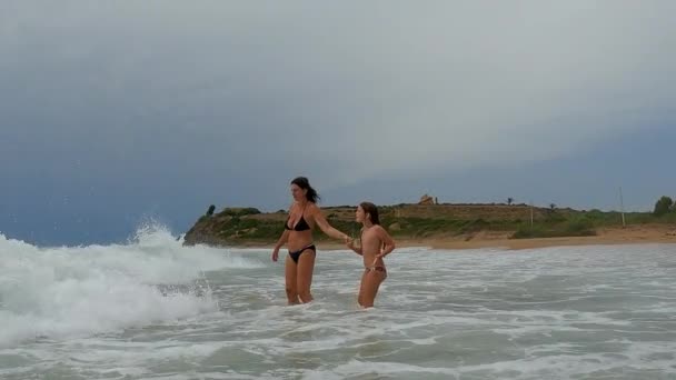 Madre Hija Jugando Con Grandes Olas Playa Marinella Selinunte Bajo — Vídeo de stock