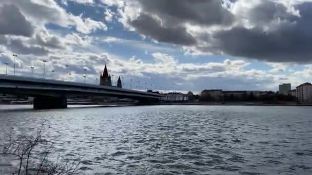 Облачный День Солнцем Дунае — стоковое видео
