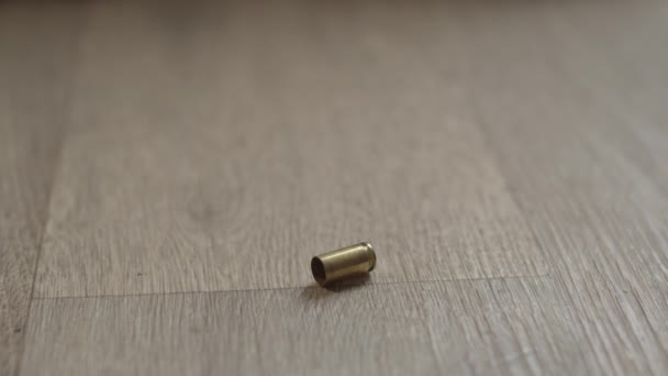 发射的9毫米弹壳躺在地板上 一只敞着的死人的手落在地上 旁边是发射的子弹和抽搐声 — 图库视频影像