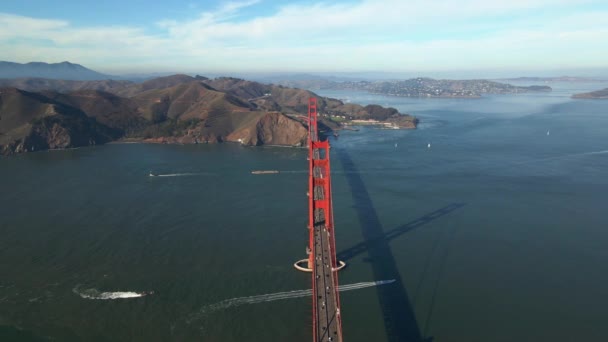 在阳光灿烂的加利福尼亚上空盘旋着无人驾驶飞机的金门大桥上俯瞰着汽车和船只的空中风景 — 图库视频影像