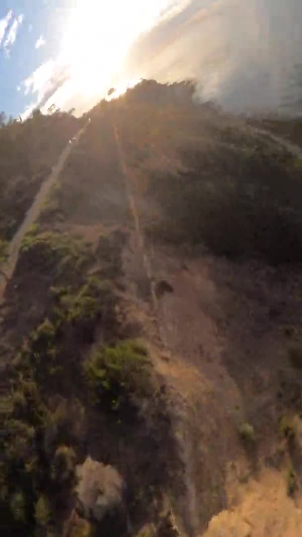 穿过树林 飞越Rancho Palos Verdes附近的山丘和悬崖 乘坐第一人称无人驾驶飞机在空中旋转 — 图库视频影像