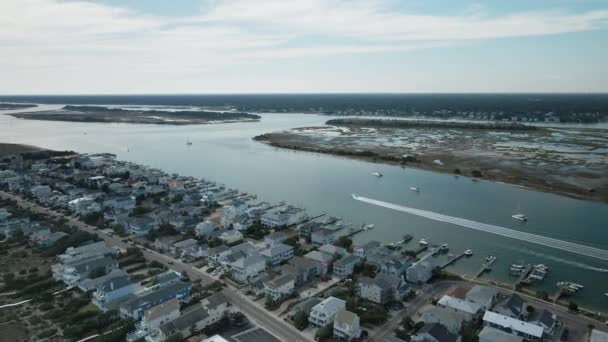 Ampio Motoscafo Localizzazione Aerea Lontananza Wrightsville Beach Carolina Del Nord — Video Stock