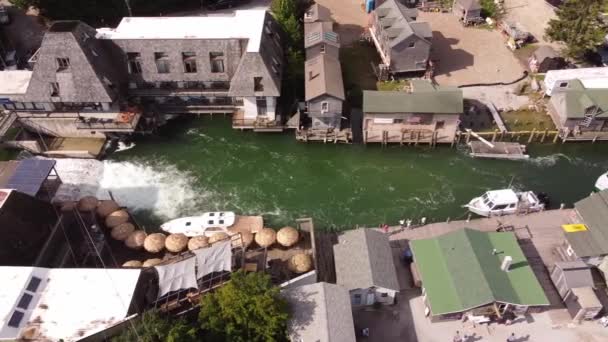 Вид Воздуха Небольшого Рыбацкого Городка Мичигане Фиш Таун Лиланд Мичиган — стоковое видео