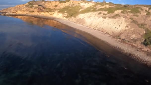 在Rancho Palos Verdes的岩石海滩 悬崖和山丘上 人们用第一人称无人驾驶飞机沿着地形轮廓快速飞行 — 图库视频影像