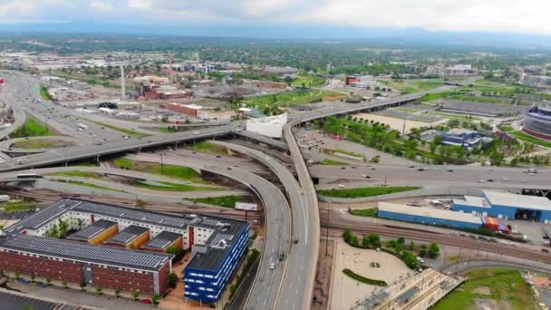 Denver Colorado Şehir Merkezinin Yakınındaki Eyaletler Arası Yollarda Trafiğin Kesiştiği — Stok video