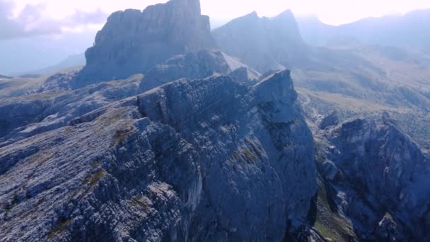 Scarpata Rocciosa Montagna Dolomitica Una Giornata Luminosa Estate Aerea — Video Stock