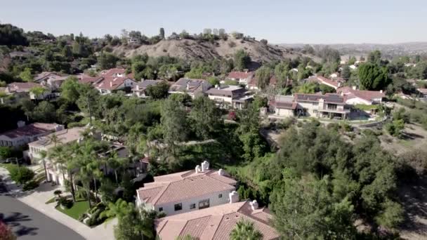 Aerial View Rising Wealthy Calabasas Suburban Mountain Neighbourhood Los Angeles — Stock Video