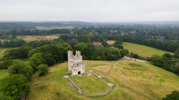イギリスのバークシャー郡の緑豊かなイングランドの田舎に囲まれたドニントン中世の城 空中ドローンビュー — ストック動画