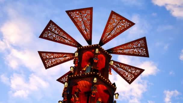 Weihnachtsmarkt Festlich Illuminiert Karussell Windrad Vor Blauem Himmel Vorbei Wolken — Stockvideo