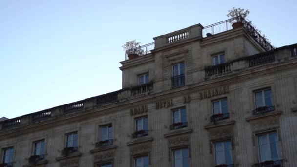 Fondu Extérieur Hôtel Intercontinental Par Une Matinée Claire Handheld Regardant — Video