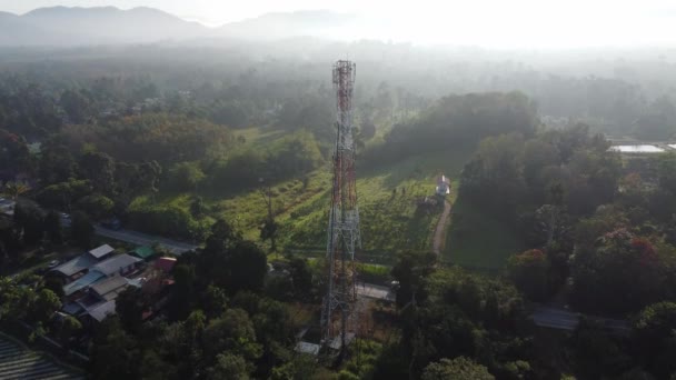 Αεροφωτογραφία Κινητό Πύργο Στο Φως Του Ήλιου Πρωί — Αρχείο Βίντεο