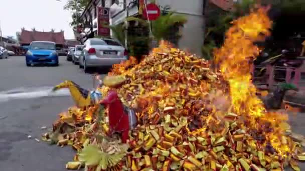 Verbrennung Von Scherbenpapier Auf Der Straße Durch Chinesische Anhänger — Stockvideo
