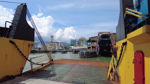 Départ Ferry Jaune Ferry Terminal Penangkalan Raja Tun Uda — Video