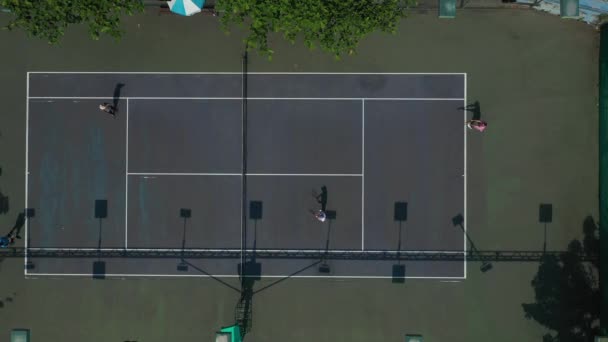Çift Erkekli Tenis Maçının Havadan Aşağı Görüntüsü Tam Sahayı Gösteriyor — Stok video