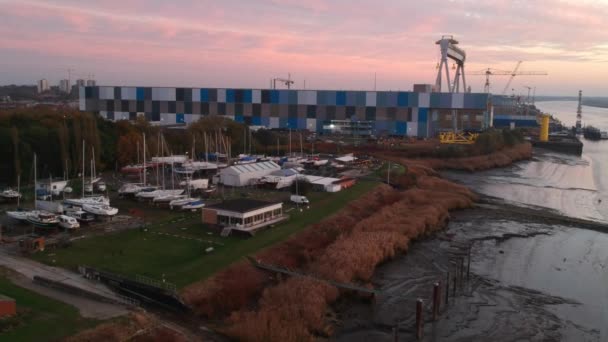 从空中向后看谢尔德河岸边的一个船坞 天空一片粉色 比利时 — 图库视频影像