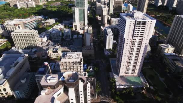Pomalý Letecký Zaměřovač Naklonil Dolů Aby Podíval Budovy Mrakodrapy Honolulu — Stock video