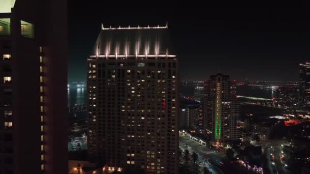 Flygvärdinna Över San Diego Natten Lit Lägenhet Skyskrapor Och San — Stockvideo
