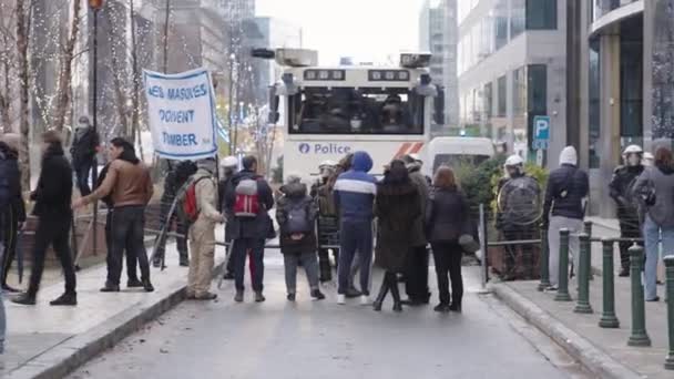 バリケードで抗議者に直面している水の大砲を持つ警察官 ベルギーのブリュッセルでのCovid コロナウイルス 対策のデモンストレーション — ストック動画