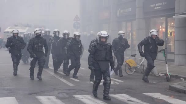 Ekipa Policji Pełnym Stroju Zamieszek Biegająca Podczas Protestów Przeciw Covid — Wideo stockowe