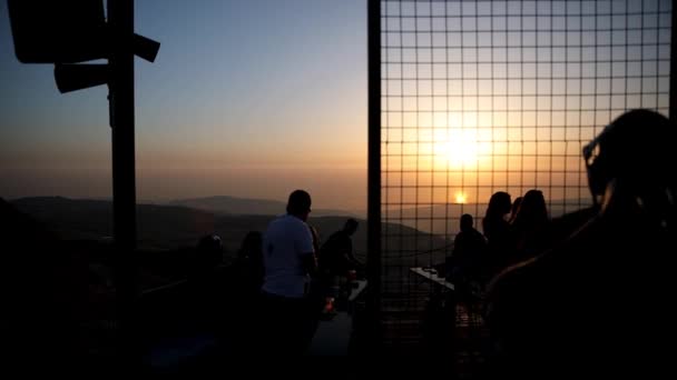 Speelt Muziek Voor Veel Jongeren Bij Zonsondergang — Stockvideo