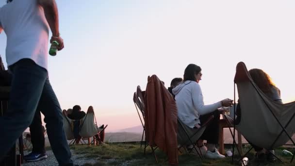 Männerkörper Spaziert Bei Sonnenuntergang Mit Bier Kirschgefrorenen Club — Stockvideo