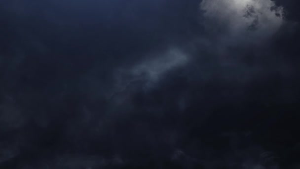 Μεγάλη Καταιγίδα Ανάμεσα Στα Σύννεφα Cumulonimbus Στον Ουρανό — Αρχείο Βίντεο