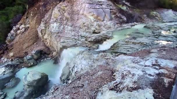 Pára Vulkanic Hot Spring Water Flowing Cascading Stream Eroded Sulphuric — Stock video