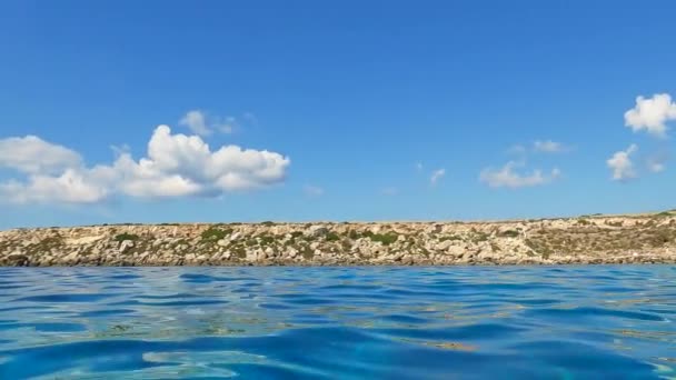 Водная Поверхность Низкоугольного Пова Видно Лодки Невероятной Красивой Береговой Линии — стоковое видео
