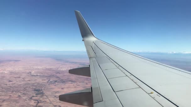 Widok Tylnego Skrzydła Pasażerskiego Samolotu Nad Krajobrazem Siatki — Wideo stockowe