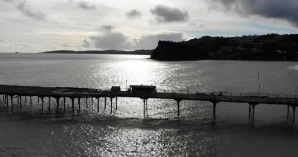 Flygfoto Över Silhouette Teignmouth Grand Pier Den Engelska Kanalen Dolly — Stockvideo