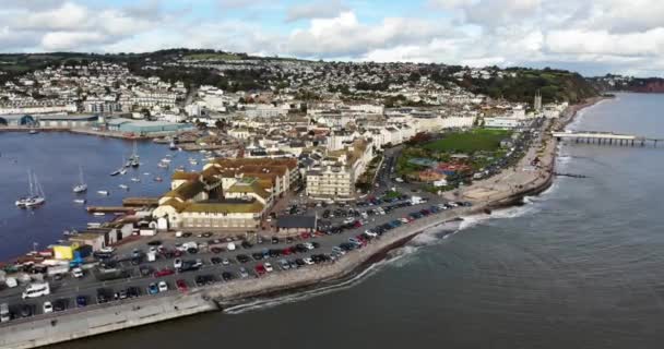 Flyg Över Teignmouth Parkeringsplats Med Teignmouth Stad Bakgrunden Dolly Tillbaka — Stockvideo