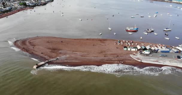 Letecký Pohled Vlny Narážející Pláž Teignmouth Ústí Řeky Teign Posunout — Stock video
