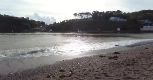 背景に釣りや小型トラウラーボートが来る人とTeignouthビーチ パン右 — ストック動画