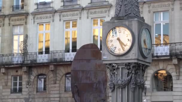 Ρολόι Opera House Τους Ανθρώπους Που Περπατούν Μπροστά Από Ξενοδοχείο — Αρχείο Βίντεο