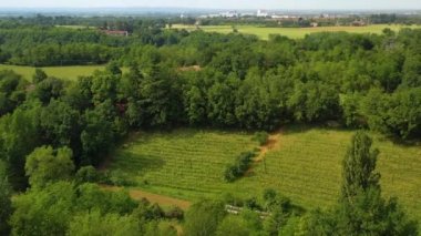 Orman ve tarlalar üzerindeki hava manzarası, Piedmont, İtalya 'da bir şaraphaneyi ortaya çıkarıyor. Daire çiziyor, insansız hava aracı ateşi.